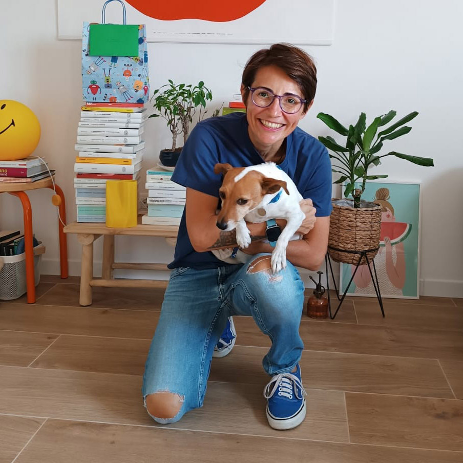 Carolina Ciravegna, consulente AI GEO, con il suo cane